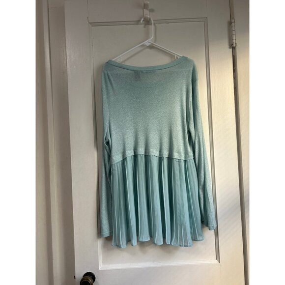 NWT!! Women’s Life Style blouse. - Picture 2 of 3